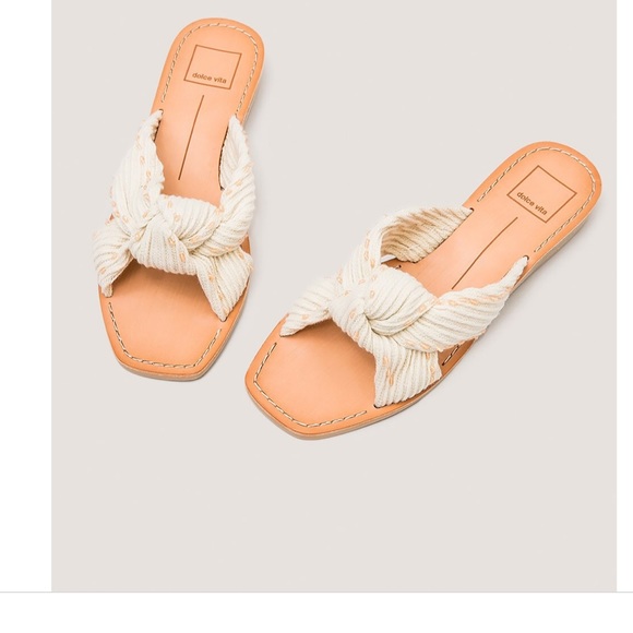 Dolce Vita Shoes - Dolce Vita Slip on Sandals🤍🤍🖤